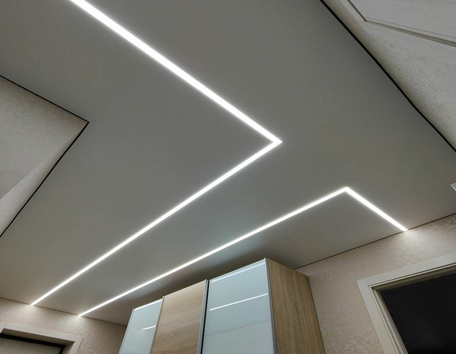 натяжной потолок с парящими линиями